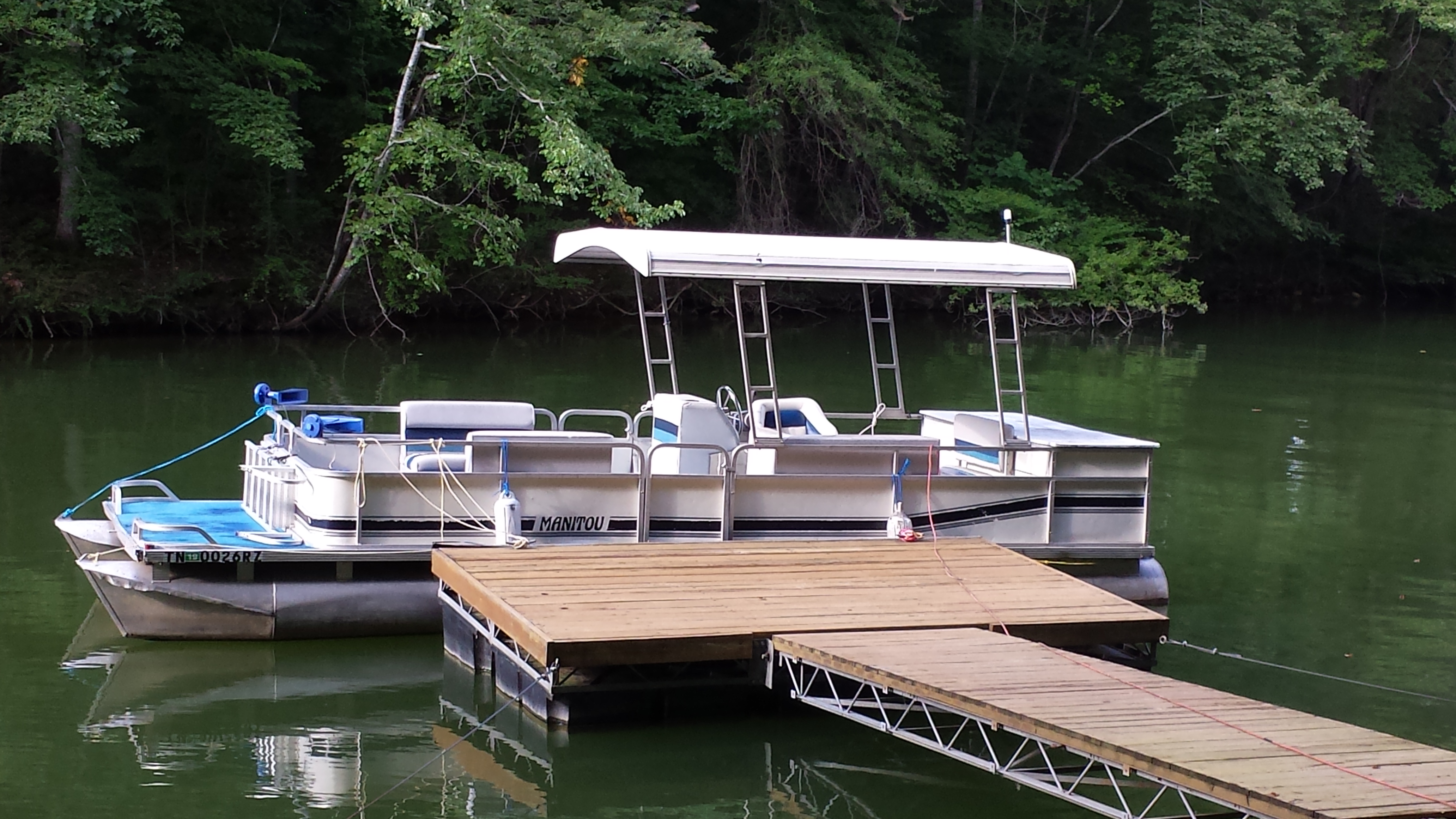 24 ft Manitou Pontoon Boat in Estill Springs, TN